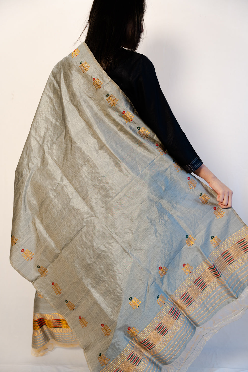 Soha Gray-Gold Kesa Paat Silk Sador