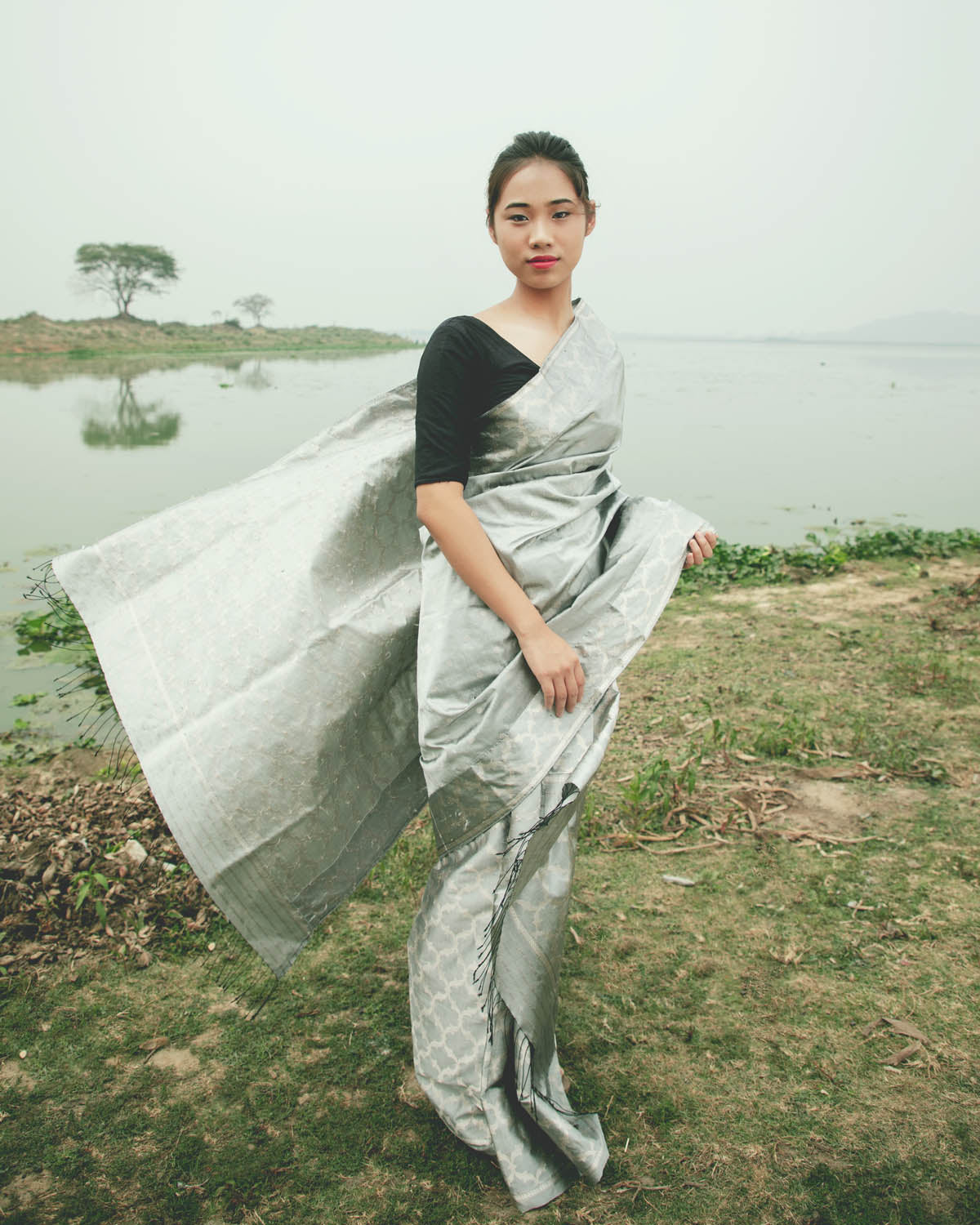 Tribhuj Silvery-Grey Paat Silk Mekhela Sador