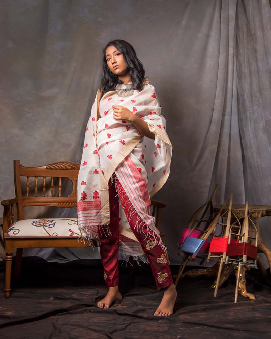 Nyra White-Maroon Kesa Paat Silk Sador