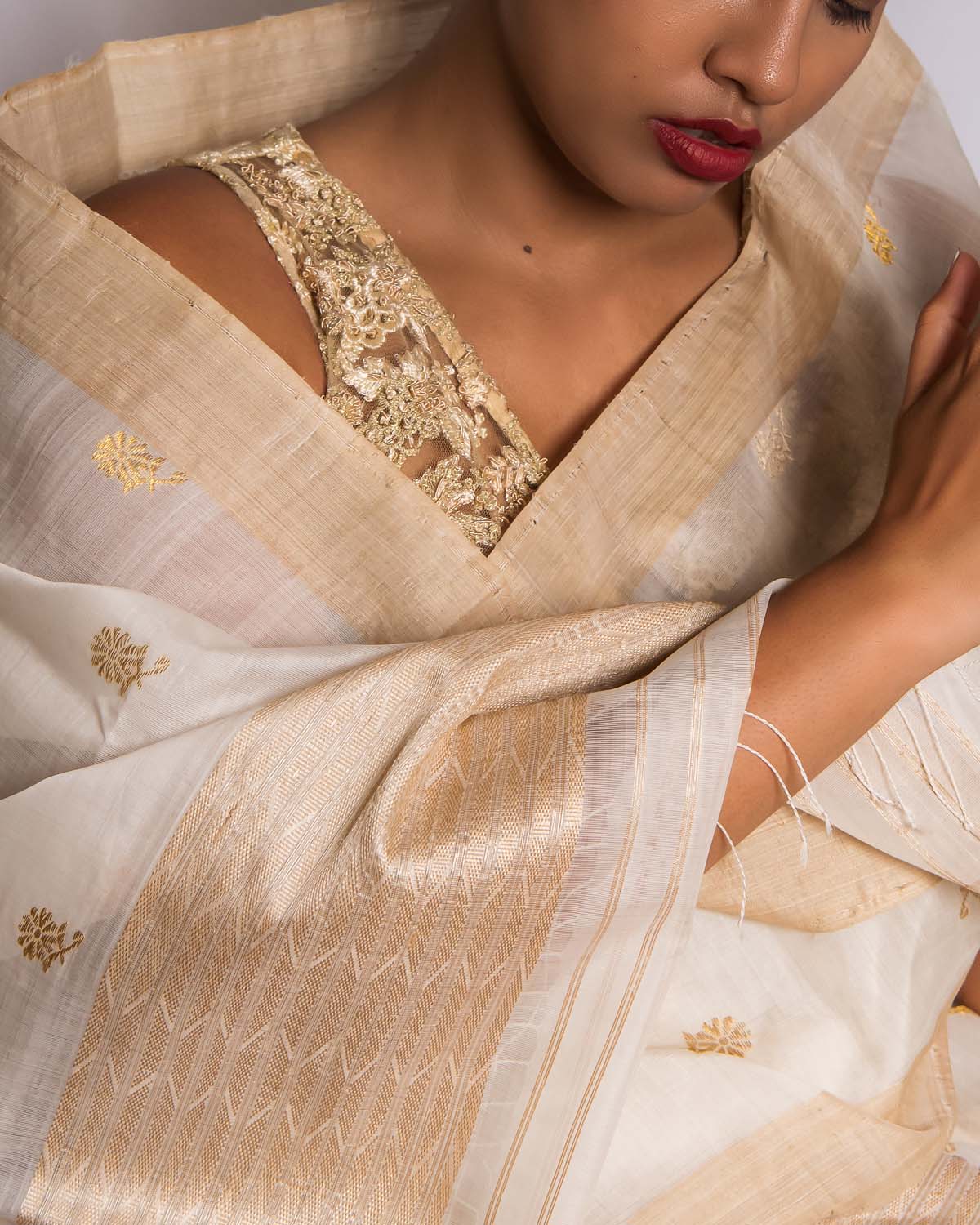 Bia White-Brown Kesa Paat Silk Sador