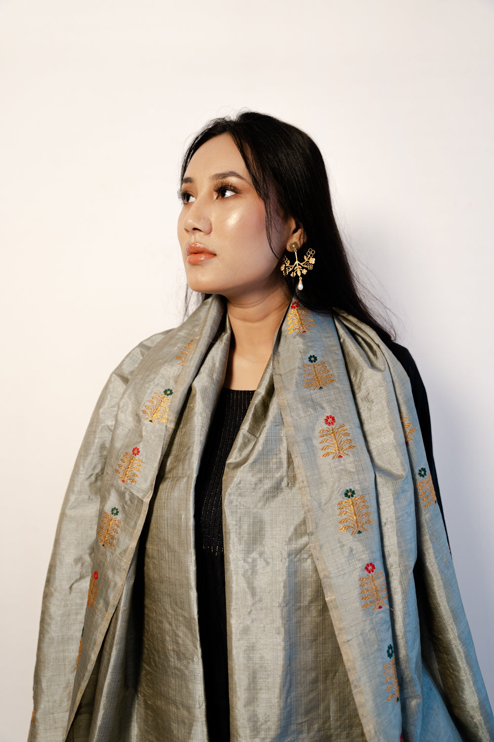 Soha Gray-Gold Kesa Paat Silk Sador