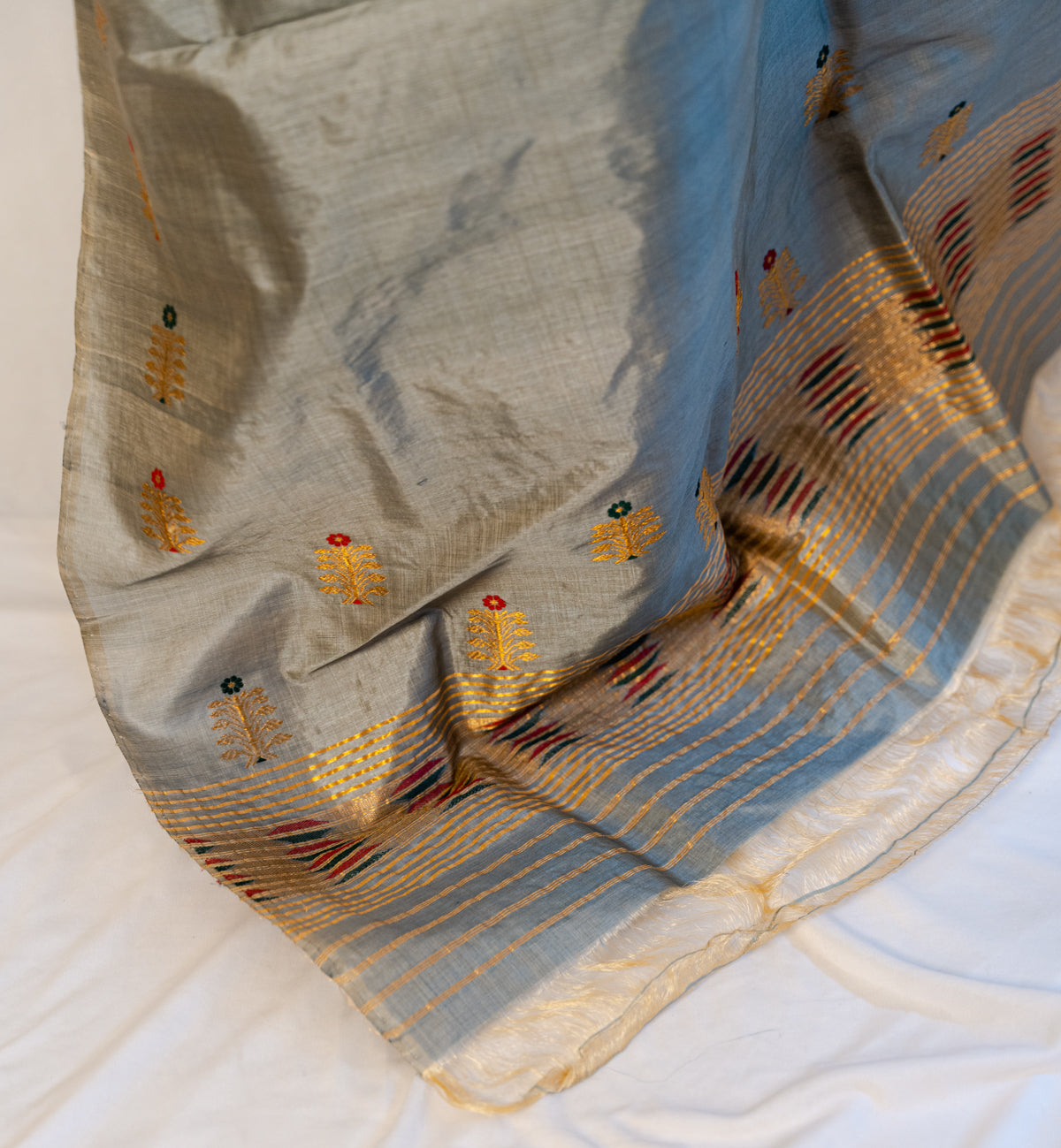 Soha Gray-Gold Kesa Paat Silk Sador