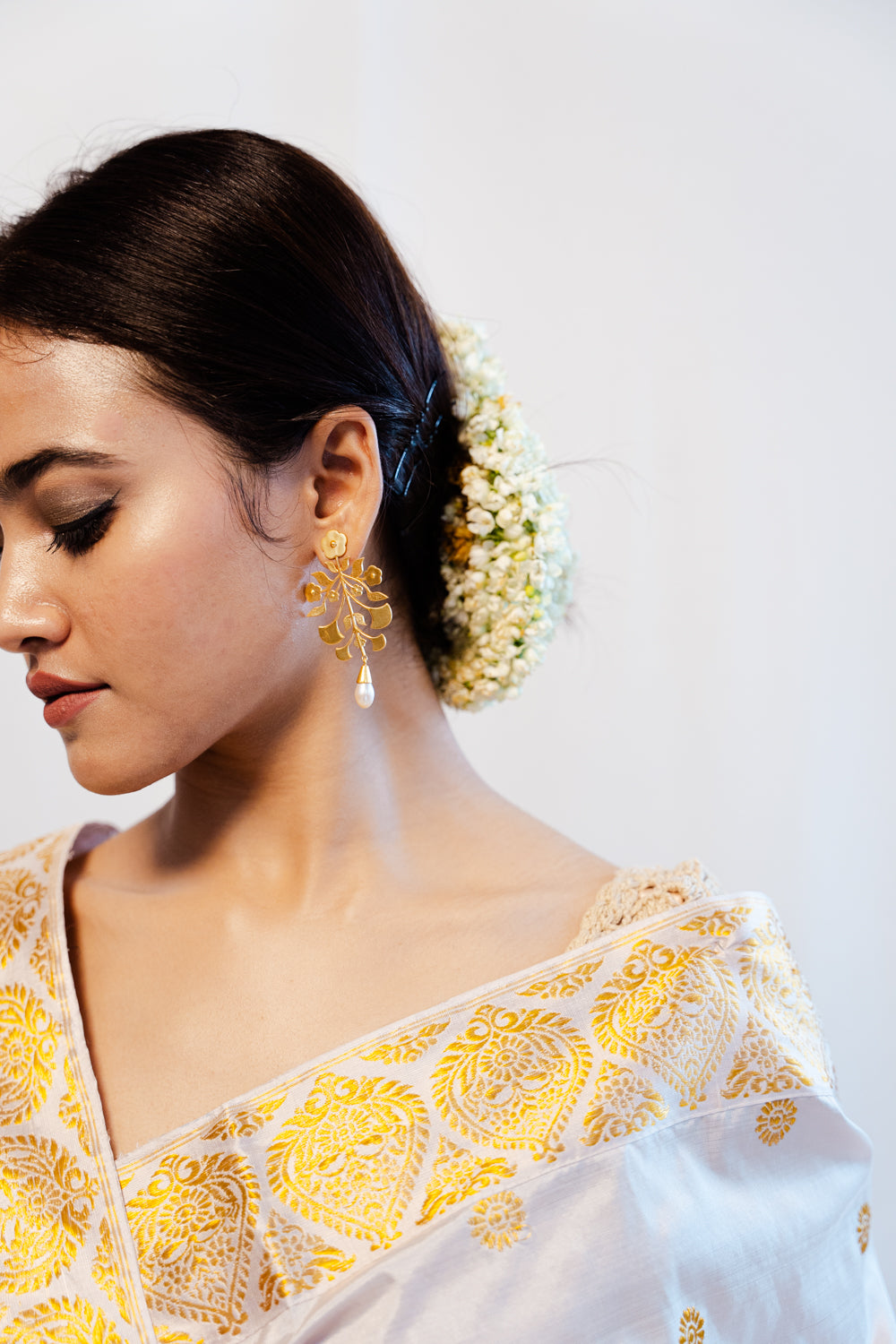 Tripurasundari Pearl White- Gold Paat Silk Mekhela Sador